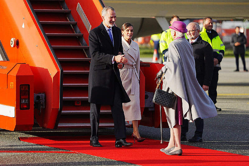 Reyes Felipe y Letizia y Margarita de Dinamarca