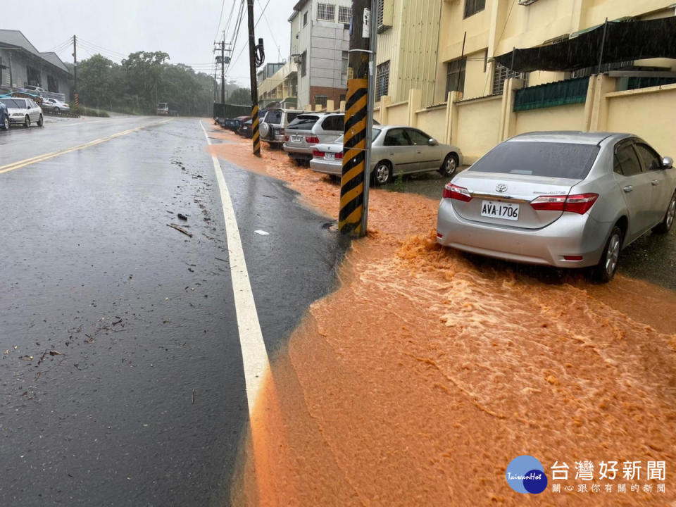 滾滾紅土泥流淹沒柏油路面，危及居民通行安全。