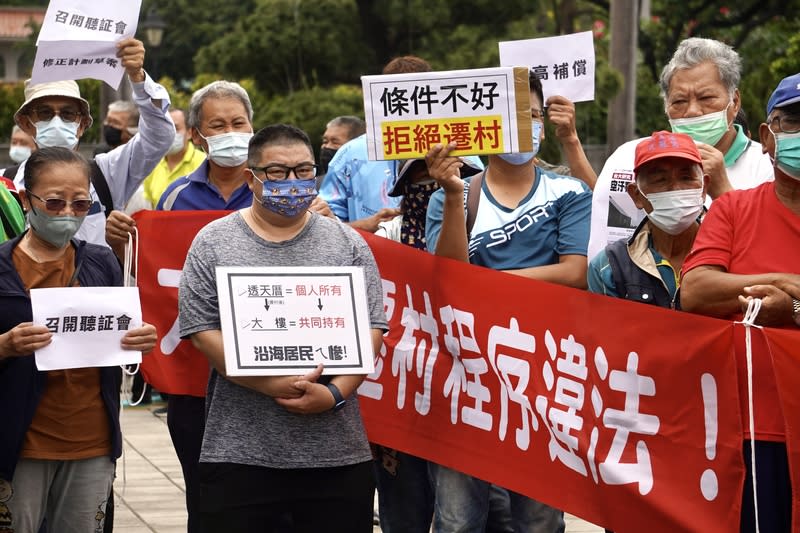 高雄大林蒲居民前往市議會陳情（1） 高雄大林蒲百餘名居民9日至高雄市議會陳情，居民 強調遷村方案不合理，要求高雄市政府修改大林蒲遷 村計畫草案、召開聽證會。 中央社記者董俊志攝  113年5月9日 