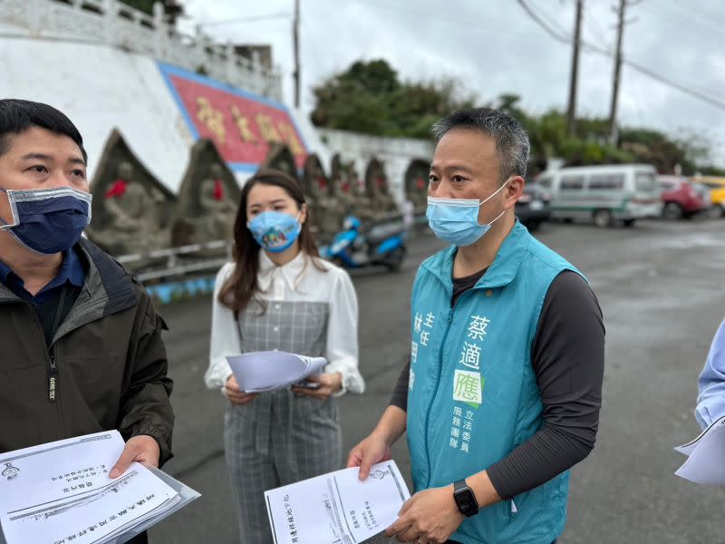 ▲蔡適應服務處主任林明智、市議員許睿慈及相關單位，規劃推動電線桿下地，促進和平島改善交通及發展觀光。（圖 ／記者吳嘉億攝，2023.01.10）