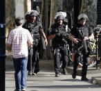 <p>GRA200. BARCELONA, 17/08/2017.- Efectivos policiales en el lugar en el que una furgoneta ha atropellado esta tarde a varios viandantes que paseaban por las Ramblas de Barcelona. EFE/Andreu Dalmau </p>