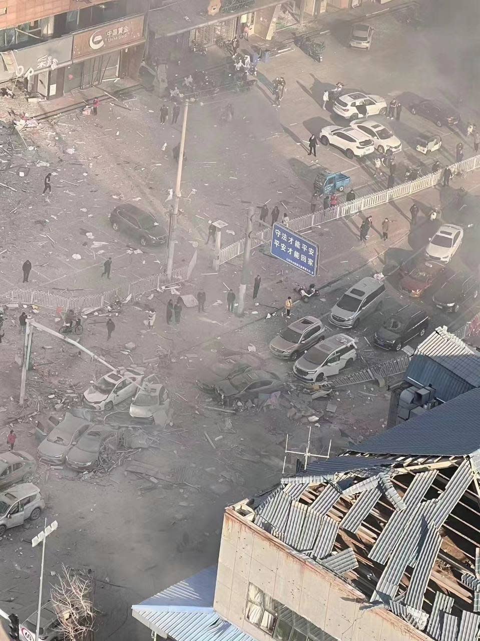 河北燕郊13日上午發生嚴重爆炸，造成至少2人死亡及建築倒塌。(微博)