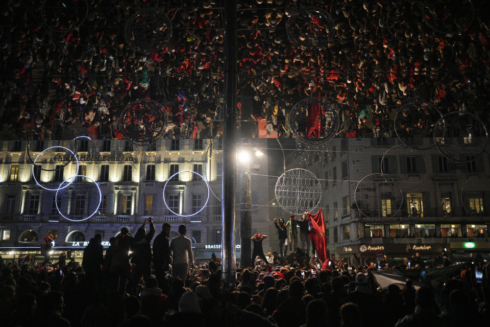 ARCHIVO - Hinchas de Marruecos en la ciudad francesa de Marsella celebran la victoria ante España en los octavos de final del Mundial de Qatar, el martes 6 de diciembre de 2022. (AP Foto/Daniel Cole)