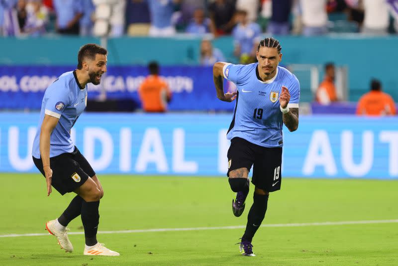 Darwin Núñez corre para celebrar el gol que anotó en el triunfo de Uruguay sobre Panamá en la Copa América