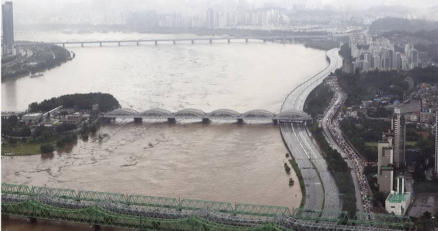 南韓首爾出現暴雨，漢江附近的主要道路被淹沒。（圖／達志／美聯社，下同）