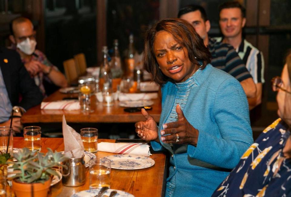 Val Demings, que se postula para el Senado de Estados Unidos contra el senador Marco Rubio, se reúne con líderes de la comunidad cubanoamericana en Finka Table & Tap en Miami, Florida, el miércoles 26 de enero de 2022.