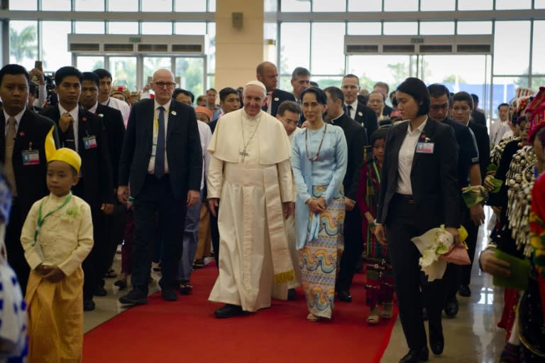 Pope Francis (L), on his first ever visit to Myanmar, has held private talks with civilian leader Aung San Suu Kyi