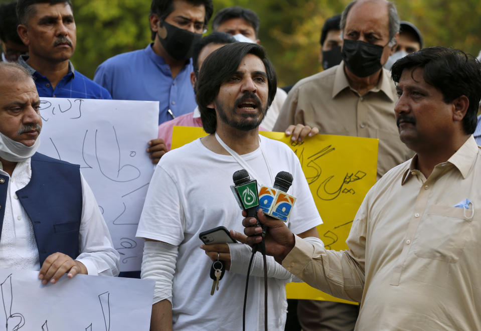 Pakistani journalist Asad Ali Toor, center, who was beaten and injured by three unidentified men in an attack, speaks during a demonstration called by journalists union to condemn the attack on journalists, in Islamabad, Pakistan, Friday, May 28, 2021. (AP Photo/Anjum Naveed)