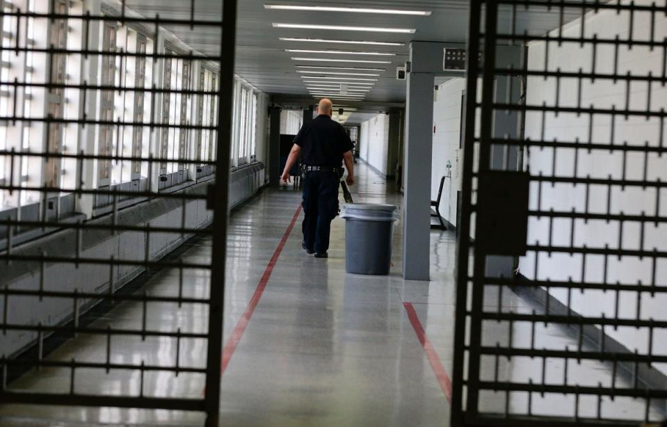 A Rikers Island juvenile detention facility officer walks down a hallway of the jail (Copyright 2022 The Associated Press. All rights reserved.)