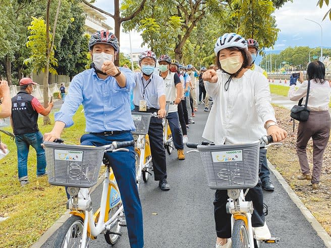 嘉義市長黃敏惠（右）偕內政部政務次長陳宗彥（左）體驗在世賢路自行車道上騎公共自行車。（廖素慧攝）