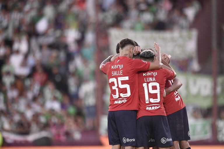 Los jugadores de Independiente festejan el triunfo frente a Deportivo Laferrere, por los 32vos de final de la Copa Argentina 2024