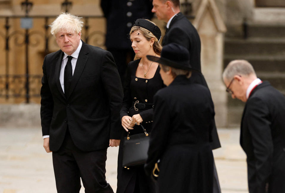 <p>L'ancien Premier ministre britannique, Boris Johnson, et son épouse, Carrie Johnson, dans l'Abbaye de Westminster. (REUTERS/John Sibley)</p> 