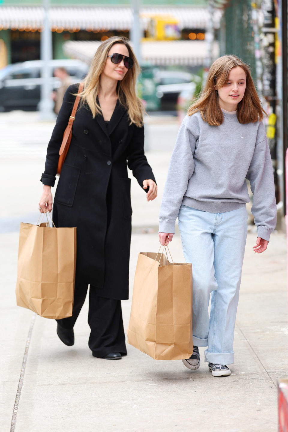 La mère et la fille en sortie shopping