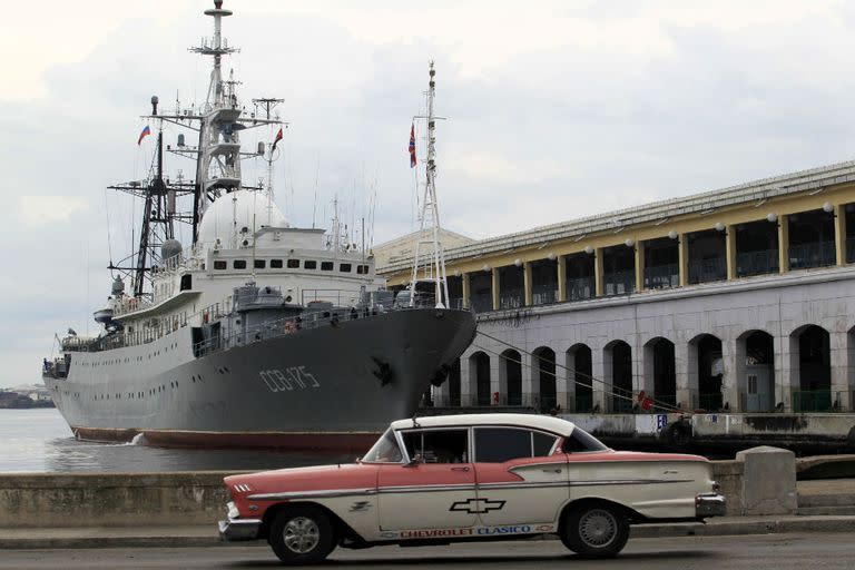 El "Viktor Leonov", de 91,5 metros de largo y 14,5 metros de ancho, ingresó a la Bahía de La Habana en la mañana