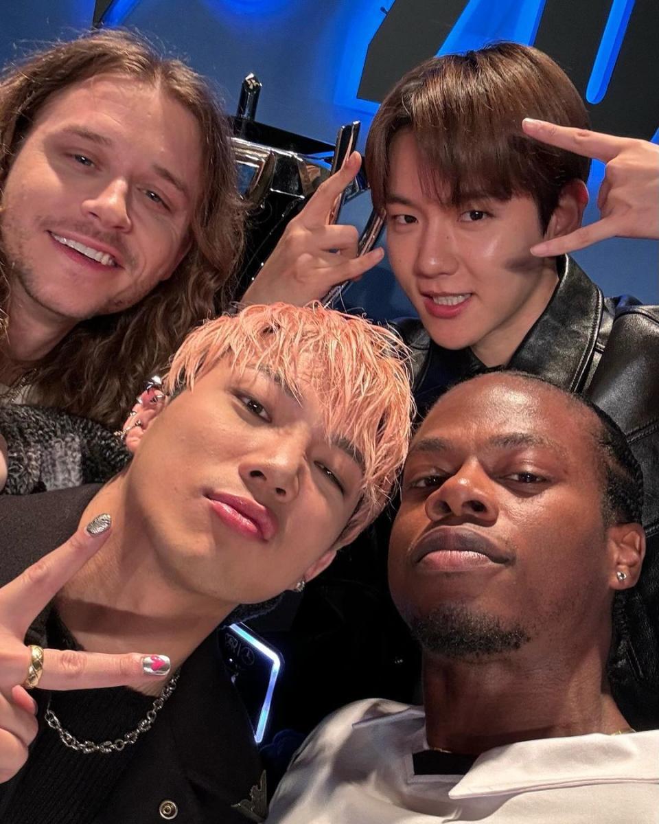 ØZI放上與EXO伯賢、Tobi Lou、Cal Scruby的自拍合照。（翻攝ØZI IG）