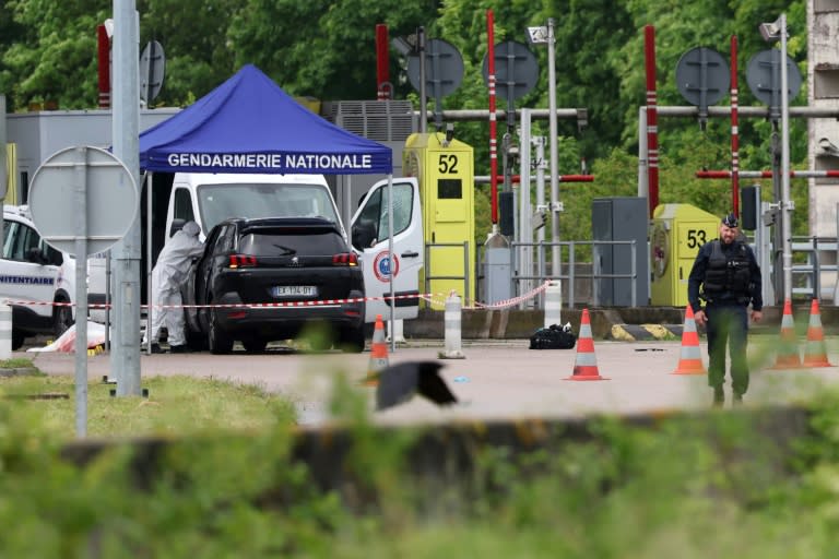 Le guet-apens à la voiture-bélier, qui a coûté la vie à deux agents pénitentiaires, s'est déroulé au péage d'Incarville dans l'Eure, le 14 mai 2024 (ALAIN JOCARD)