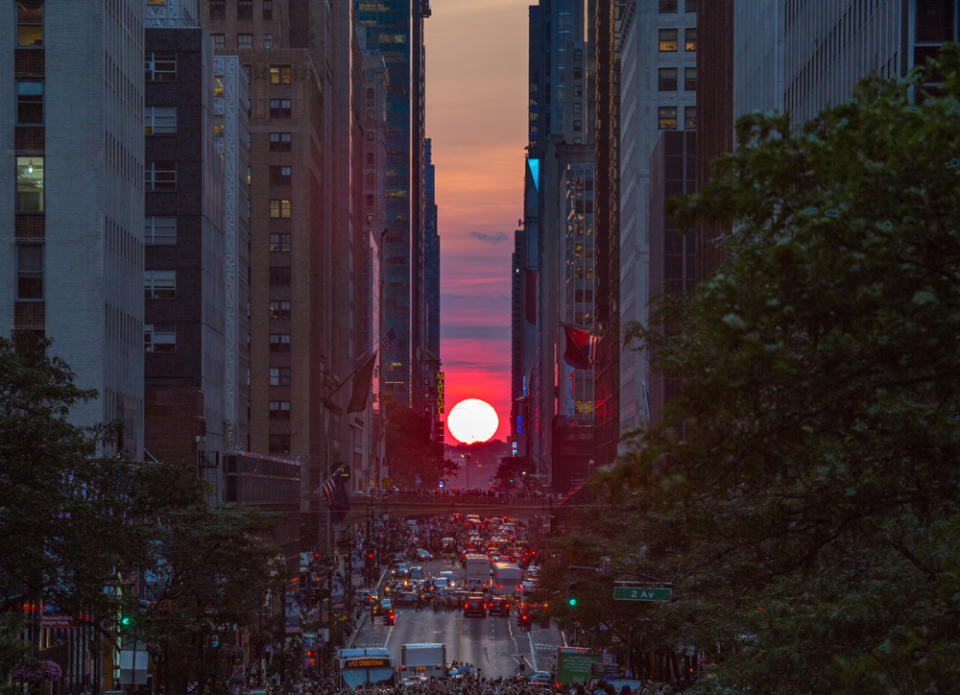 El 'Manhattanhenge' produce alineaciones espectaculares entre el sol y los rascacielos de Nueva York. (Popular Mechanics)