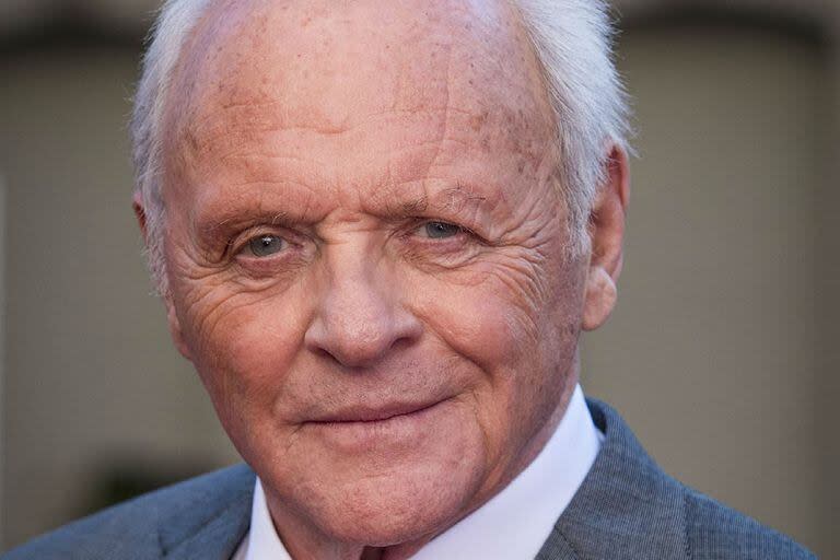 Anthony Hopkins trabaja en sus memoria, al tiempo que su esposa prepara una película sobre la vida del actor