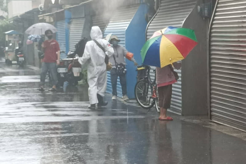 登革熱疫情持續  台南加強雨後孳清噴藥 台南市13日再新增30例本土登革熱確診病例，疫情持 續升溫；因近日常有降雨情形，台南市府也動員加強 孳生源清除及化學噴藥防治工作。 （台南市衛生局提供） 中央社記者楊思瑞台南傳真  112年8月13日