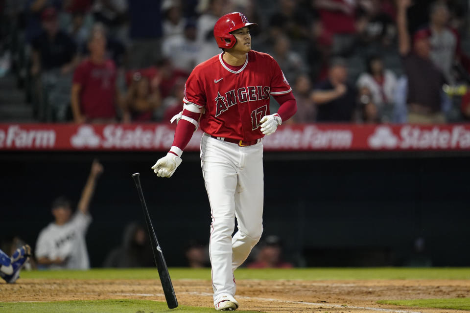 Shohei Ohtani (17), de los Angelinos de Los Ángeles, recorre las bases tras sacudir un jonrón en el sexto inning del juego de la MLB que enfrentó a su equipo con los Reales de Kansas City, en Anaheim, California, el 21 de junio 2022. (AP Foto/Ashley Landis)
