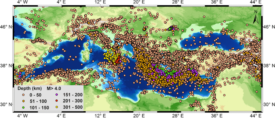 Actividad sísmica en la región mediterránea: epicentros de los terremotos registrados entre 1900 y 2018. El color indica su profundidad. <a href="https://www.researchgate.net/figure/a-Seismic-activity-of-the-Mediterranean-region-with-location-of-earthquake-epicenters_fig1_346472669" rel="nofollow noopener" target="_blank" data-ylk="slk:Ergin Ulutaş;elm:context_link;itc:0;sec:content-canvas" class="link ">Ergin Ulutaş</a>