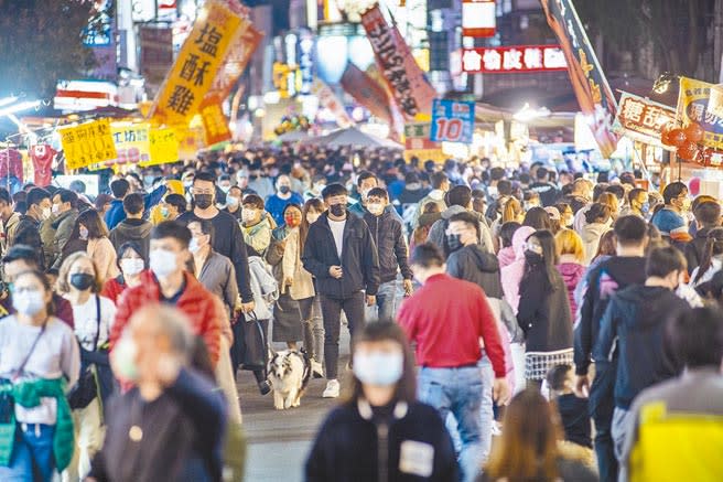 元旦假期，嘉義市文化路夜市、北香湖光織影舞各展魅力，人山人海。市府表示，熱情款待每一個回嘉的人，春節歡迎大家來嘉走春。（廖素慧攝）