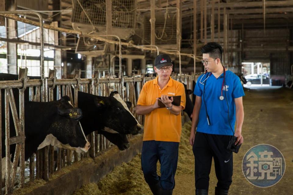 龔建嘉創立鮮乳坊，以高於市場行情20％的價格向酪農收購牛奶。左為許慶良牧場第2代許東森。