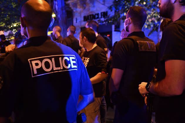 <p>Plus de 200 policiers se sont réunis vendredi soir devant le Bataclan à Paris pour protester contre les accusations de violences policières et de racisme à l'encontre de leur profession, et dénoncer un manque de soutien de l'Intérieur.</p>