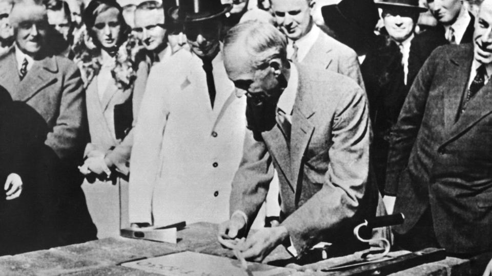 Henry Ford (M) bei der Grundsteinlegung zu den Kölner Ford-Werken am 2. Oktober 1930.