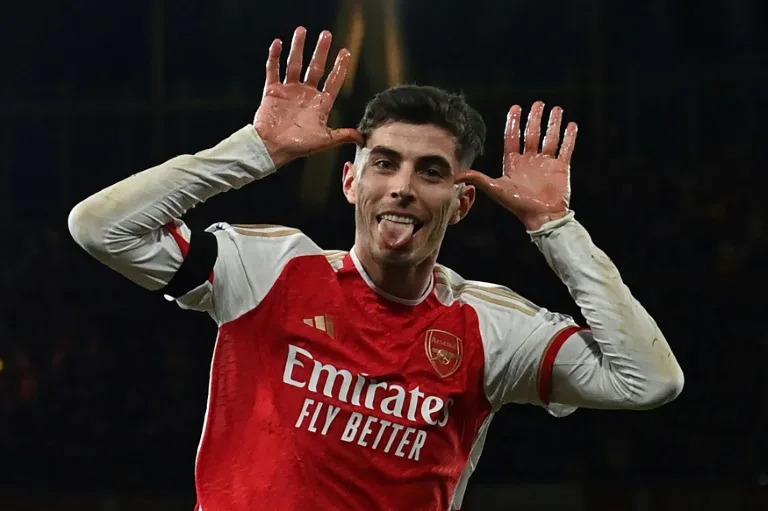 El atacante alemán Kai Havertz, del Arsenal, celebra el tercer gol de su equipo contra el Chelsea en la 29ª jornada de Premier League, el 23 de abril de 2024 en Londres. (Glyn KIRK)