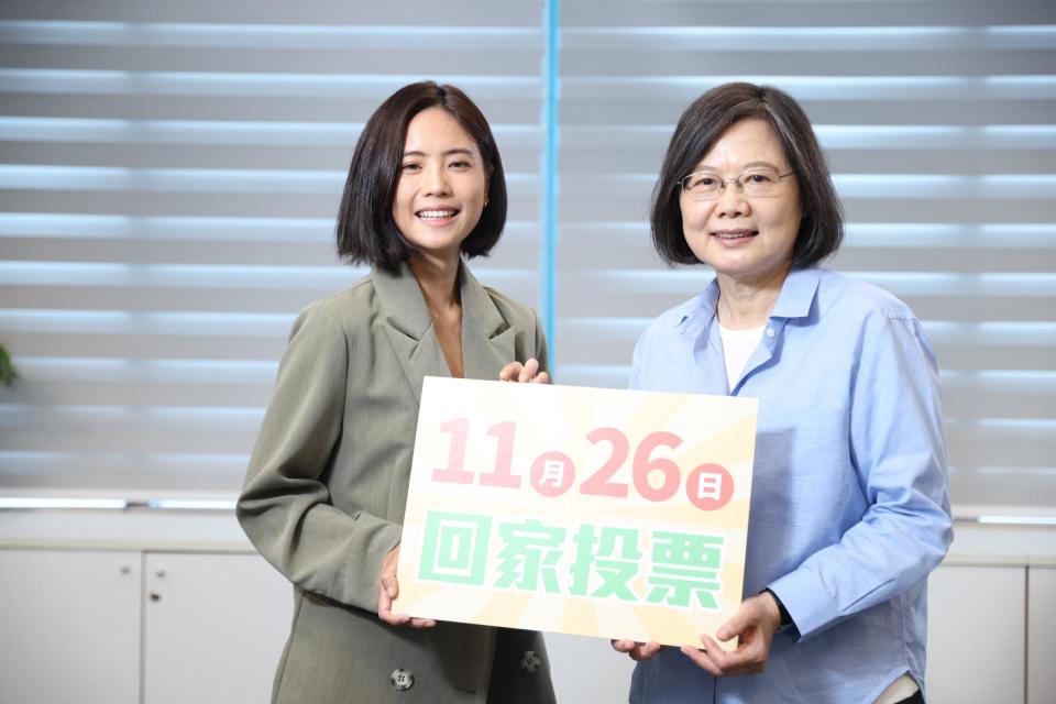 民進黨今舉行催票記者會，苗栗縣長候選人徐定禎女兒里唯（左）呼籲返鄉投票。民進黨提供