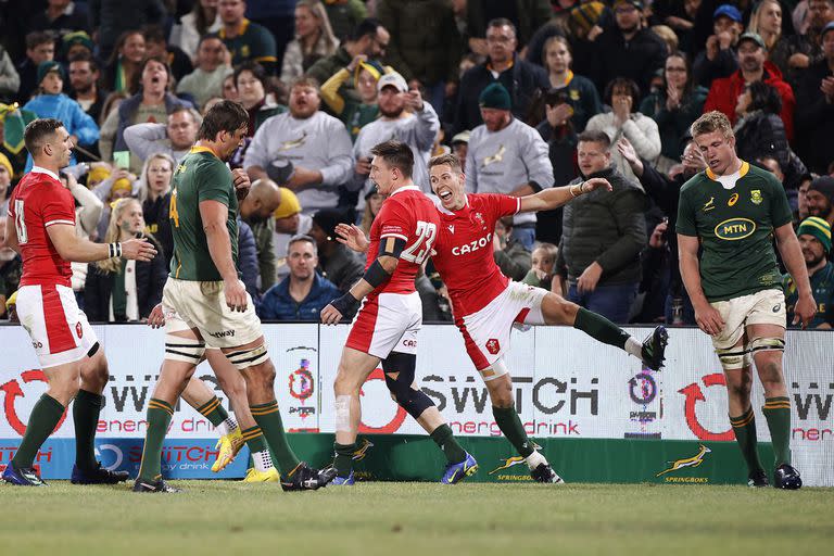 Liam Williams felicita a Josh Adams por el único try del test match en Bloemfontein, frente a Pieter-Steph Du Toit y Eben Etzebeth.