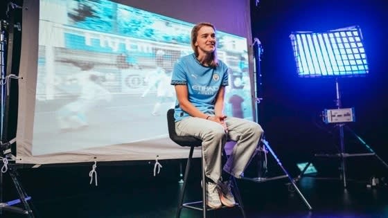 Vivianne Miedema after signing for Manchester City (Photo via ManCity.com)