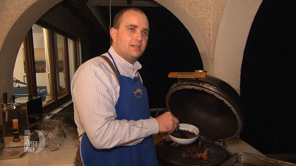 Rauch, Feuer, Fleisch: Am Grill ist Simon ganz in seinem Element.
 (Bild: RTL)