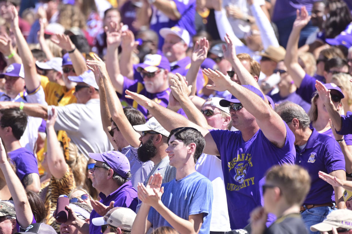 Joe Burrow meets Angel Reese at LSU football's spring game