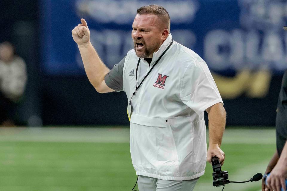 Many head coach Jess Curtis talks to his players next in the first half of the LHSAA State Football Championship Division III Non-Select against Union Parish in New Orleans, Saturday, Dec. 10, 2022. Photo by Matthew Hinton