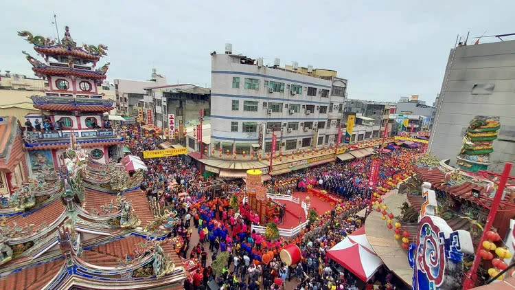 祝壽大典同樣湧入爆滿信眾，一同跪地祝禱。讀者提供