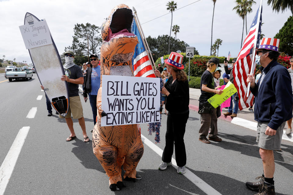Residents protest stay-at-home orders involving the closing of beaches and walking paths during the outbreak of the coronavirus disease (COVID-19) in Encinitas, California, U.S., April 19, 2020. (REUTERS/Mike Blake)