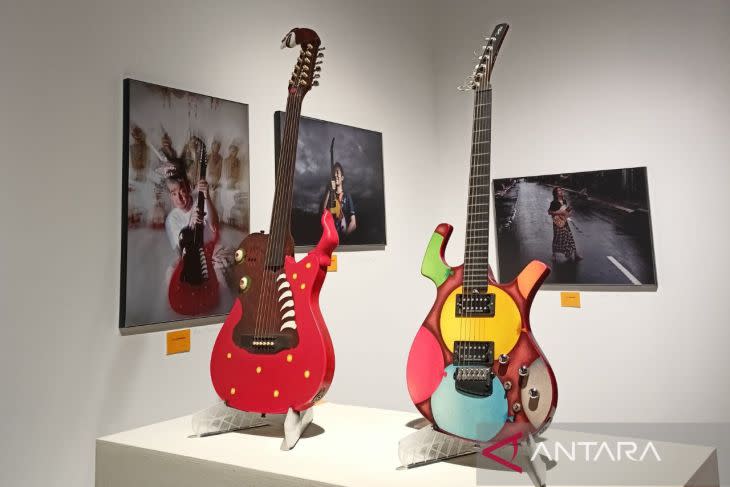 Gitar-gitar lukis Dewa Budjana yang dipamerkan di Distrik Seni X Sarinah, Jakarta, 10 September-24 Oktober 2022. (ANTARA/Suci Nurhaliza)
