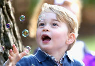 <p>Prince George of Cambridge plays with bubbles at a children’s party for military families during the Royal Tour of Canada in Victoria, Canada. (Photo: Getty Images)</p>