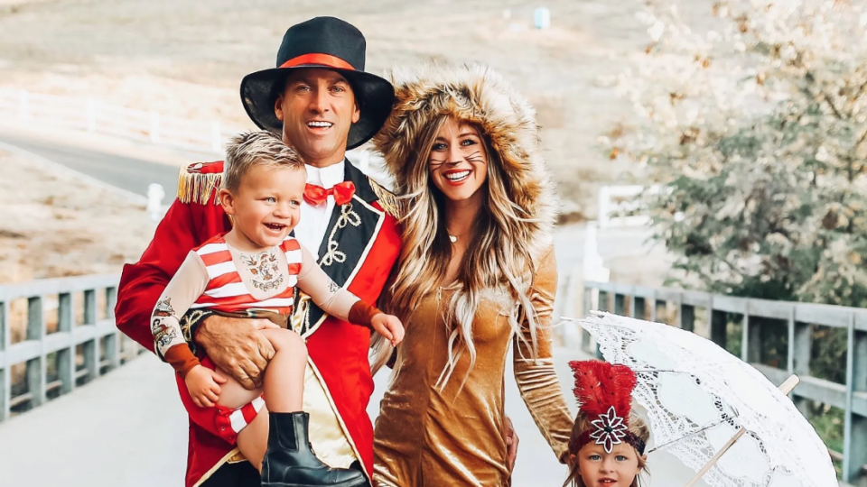 group halloween costumes greatest showman