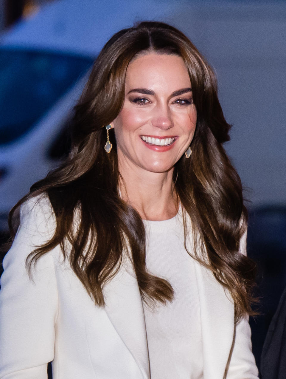 Kate Middleton凱特又發功！純白裝扮出席聖誕活動，知性魅力造型直接想全套打包回家