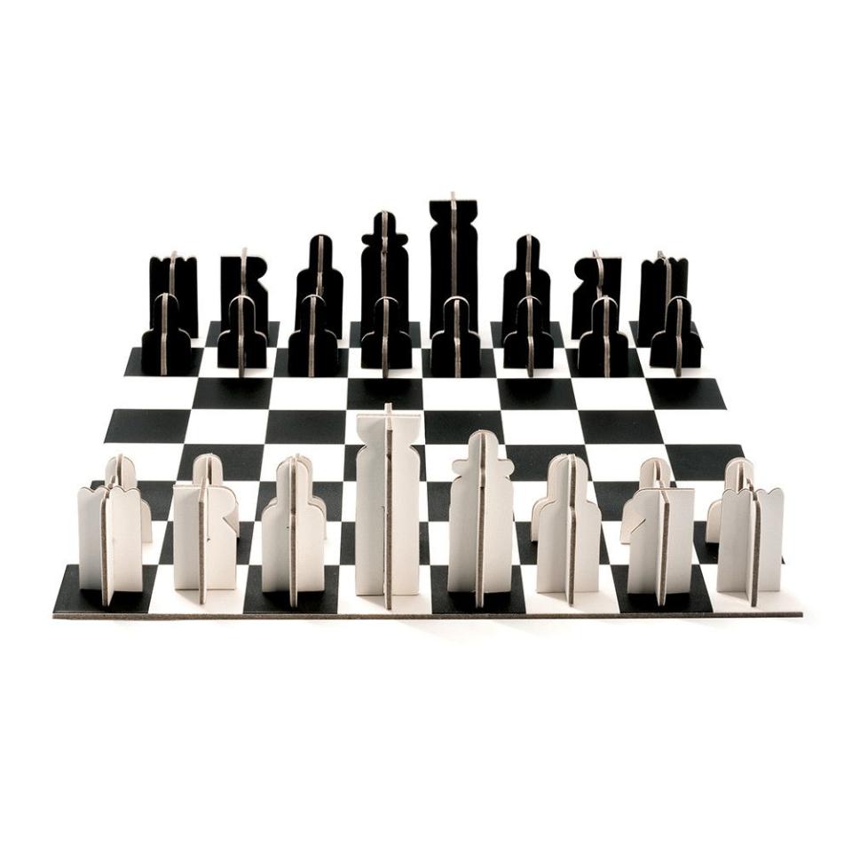 15) Noir & Blanc Chess Set