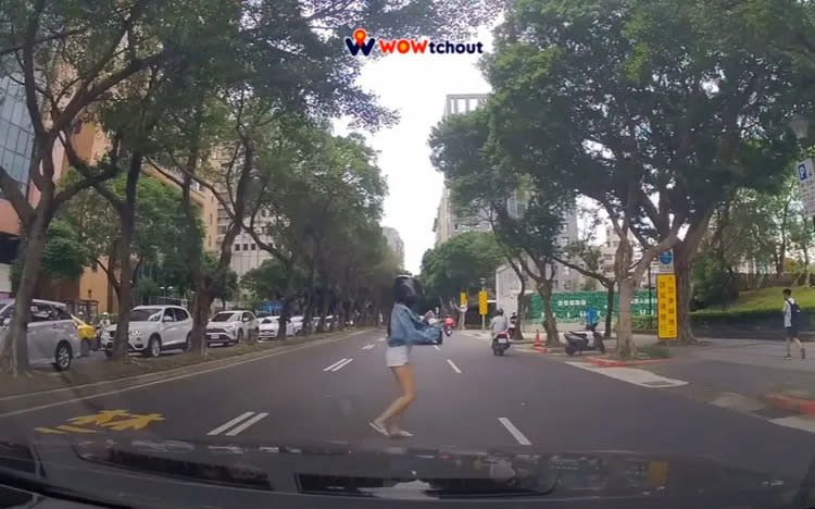 一名駕駛11日上午7時許，開車行經台北市重慶南路二段時，前方一名「低胸短褲妹」迎面飛奔過來。翻攝《WoWtchout - 地圖型行車影像分享平台》的YouTube頻道