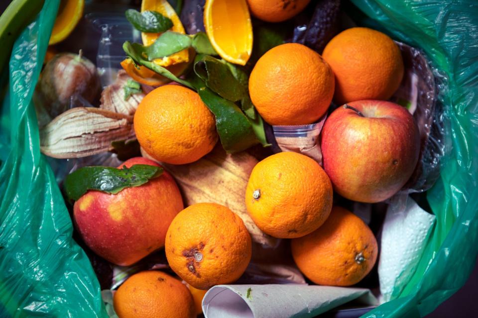 <p>Was tun mit überreifen Früchten, die nicht mehr ganz so appetitlich aussehen? Viele entscheiden sich beim Anblick von schrumpeligem Obst für die Tonne. Doch Lebensmittelverschwendung ist in vielerlei Hinsicht keine gute Idee. Ressourcen werden verschwendet und der Geldbeutel strapaziert. Überreifes Obst lässt sich wunderbar und zu leckeren Kreationen weiterverarbeiten. (Bild: iStock/SaskiaAcht)</p> 