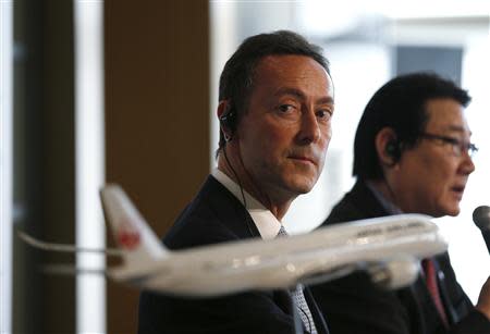 Airbus Chief Executive Fabrice Bregier (L) attends a joint news conference with Japan Airlines President Yoshiharu Ueki in Tokyo October 7, 2013. REUTERS/Toru Hanai