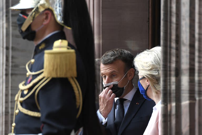 La presidenta de la Comisión Europea, Ursula von der Leyen, y el presidente francés, Emmanuel Macron, durante una ceremonia en Estrasburgo