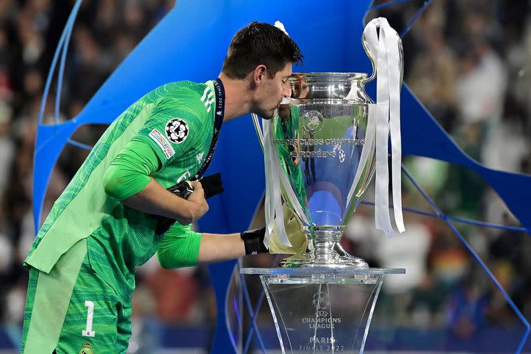 Thibaut Courtois besa el trofeo de la Champions League 