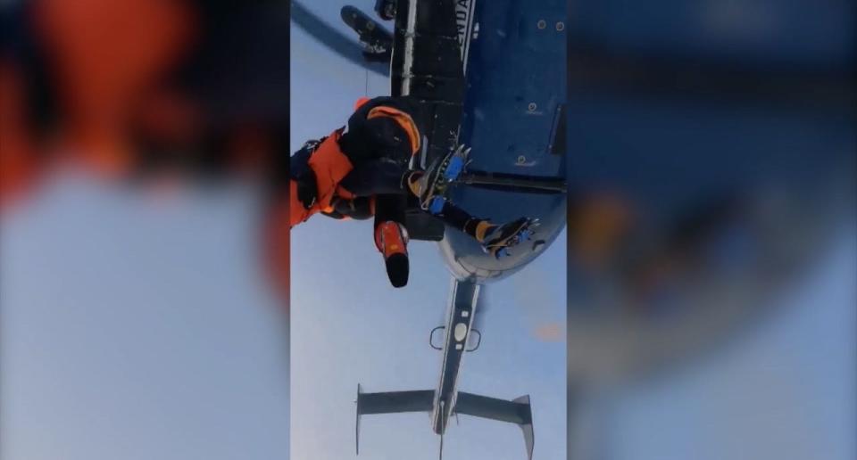 El equipo de rescate pudo evacuar rápidamente al joven que se había roto el tobillo esquiando (Créditos: Caters)