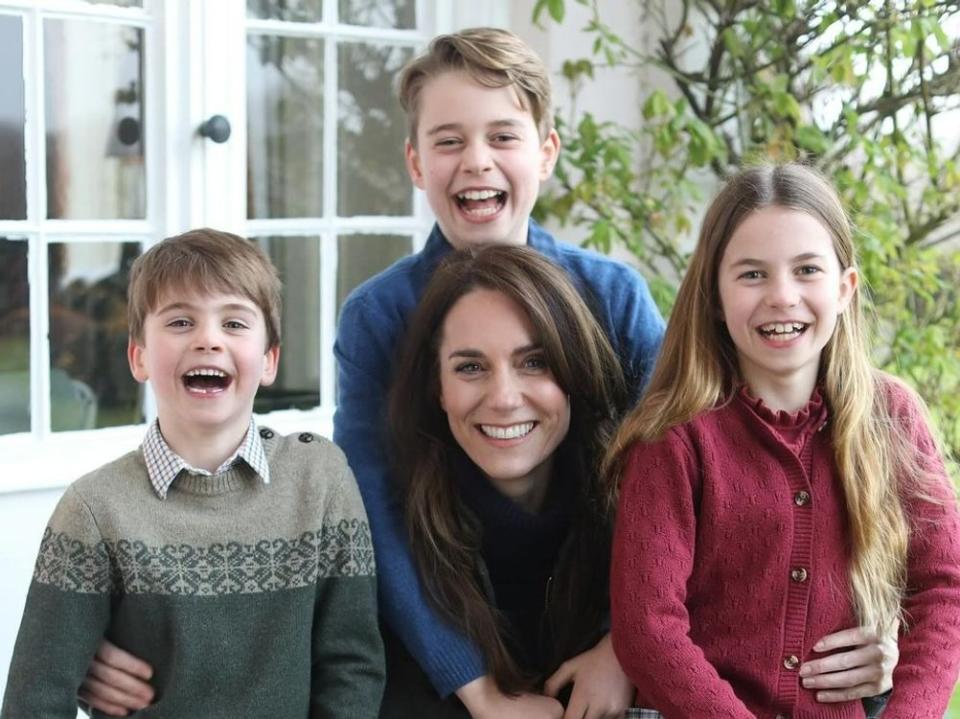 Prinzessin Kate mit ihren Kindern Louis (l.), George und Charlotte. (Bild: Instagram/The Prince of Wales)